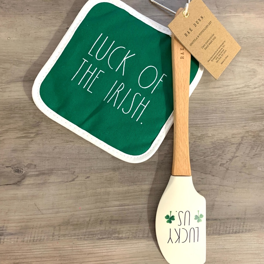 Rae Dunn LUCK OF THE IRISH potholder/spatula set🍀